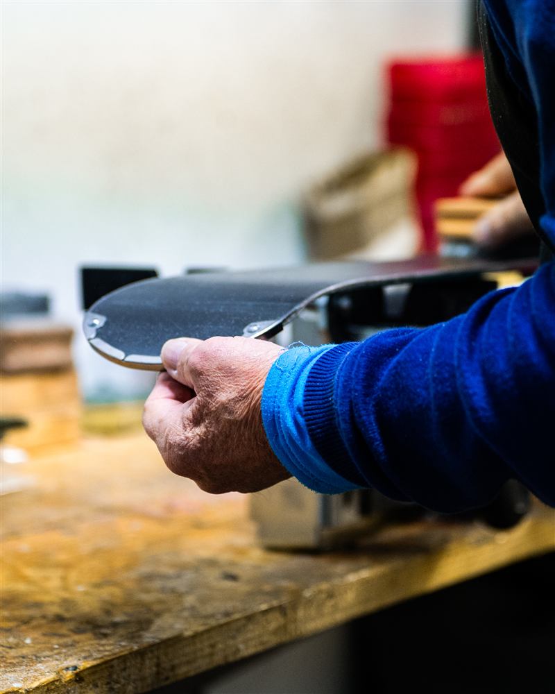 Réparation d'une fixation de ski à l'atelier Alita Sports