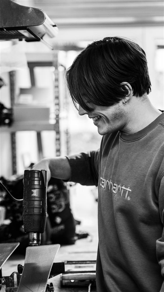 Technicien de l'atelier Alita Sports au travail sur un ski